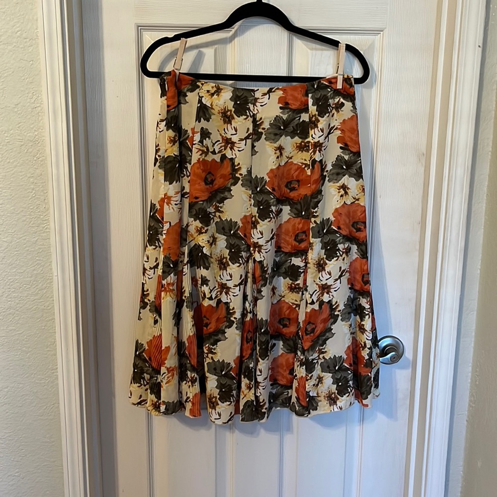 Christopher & Banks full skirt. Lined with side zipper. Size 8.